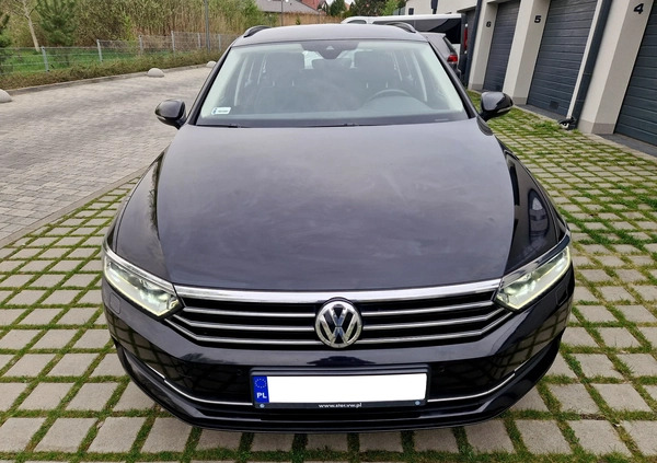 Volkswagen Passat cena 68500 przebieg: 150000, rok produkcji 2016 z Szczecin małe 742